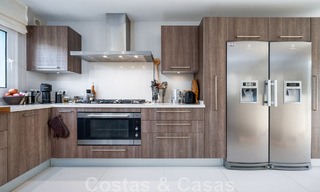 Villa andalouse de luxe prête à être emménagée, à vendre dans un quartier résidentiel sécurisé et fermé de Nueva Andalucia, Marbella 48168 