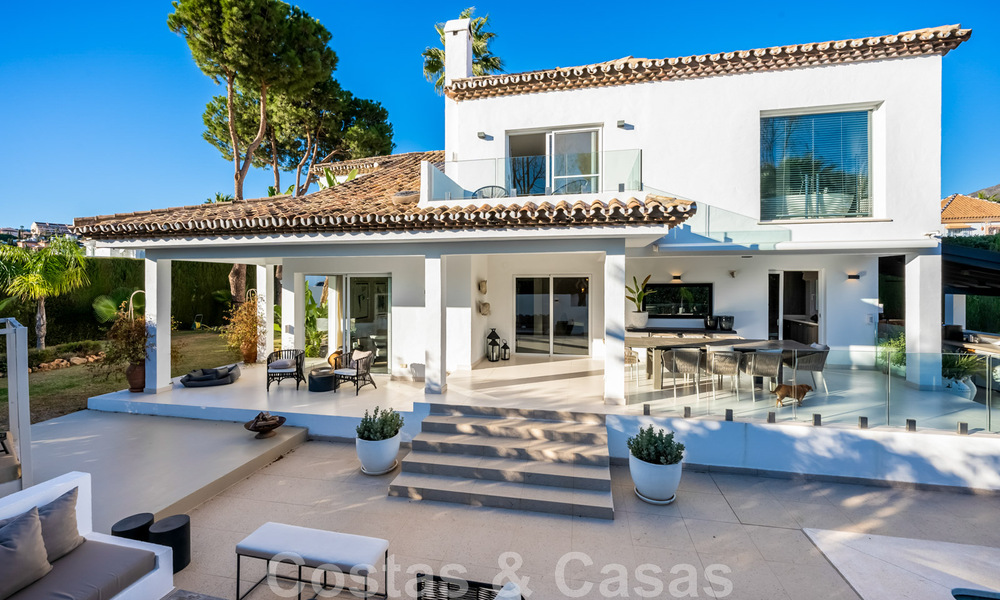 Villa andalouse de luxe prête à être emménagée, à vendre dans un quartier résidentiel sécurisé et fermé de Nueva Andalucia, Marbella 48171