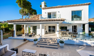 Villa andalouse de luxe prête à être emménagée, à vendre dans un quartier résidentiel sécurisé et fermé de Nueva Andalucia, Marbella 48171 
