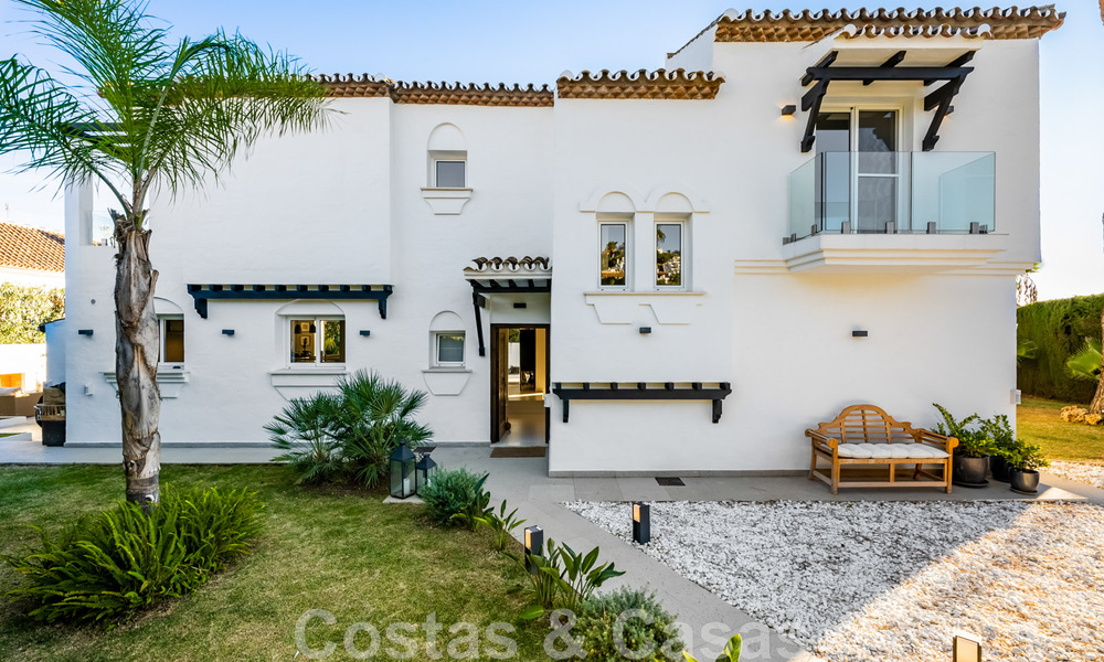 Villa andalouse de luxe prête à être emménagée, à vendre dans un quartier résidentiel sécurisé et fermé de Nueva Andalucia, Marbella 48172