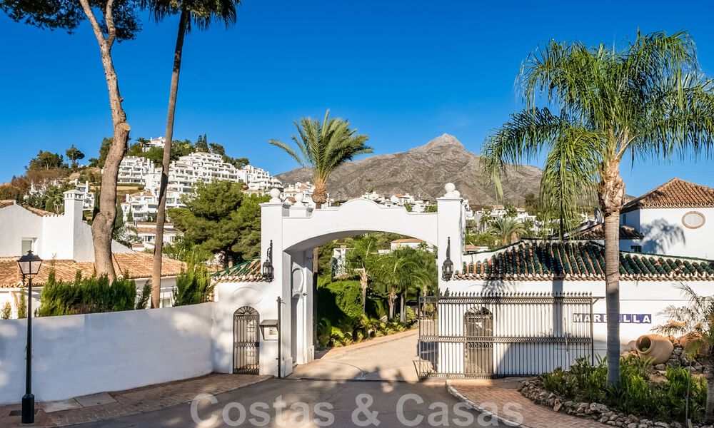 Villa andalouse de luxe prête à être emménagée, à vendre dans un quartier résidentiel sécurisé et fermé de Nueva Andalucia, Marbella 48174