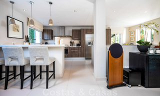 Villa andalouse de luxe prête à être emménagée, à vendre dans un quartier résidentiel sécurisé et fermé de Nueva Andalucia, Marbella 48176 