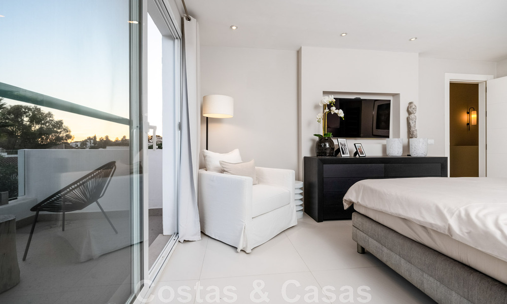 Villa andalouse de luxe prête à être emménagée, à vendre dans un quartier résidentiel sécurisé et fermé de Nueva Andalucia, Marbella 48179