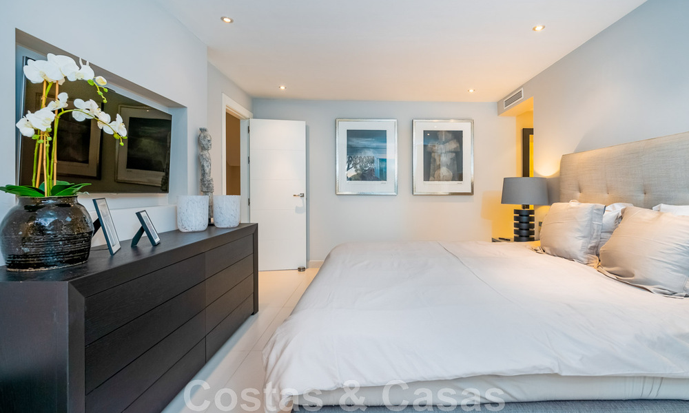 Villa andalouse de luxe prête à être emménagée, à vendre dans un quartier résidentiel sécurisé et fermé de Nueva Andalucia, Marbella 48180
