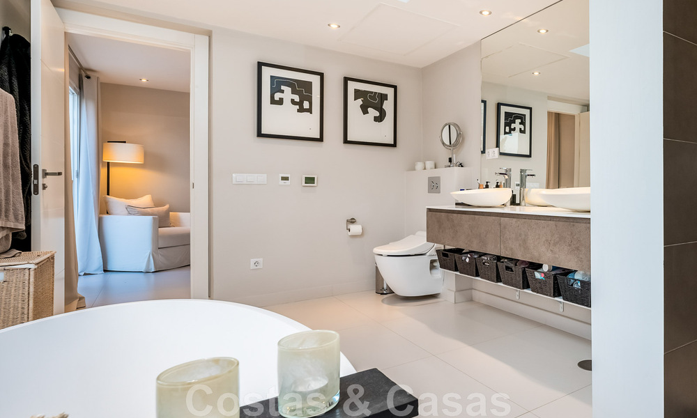 Villa andalouse de luxe prête à être emménagée, à vendre dans un quartier résidentiel sécurisé et fermé de Nueva Andalucia, Marbella 48181