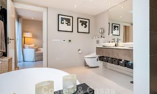Villa andalouse de luxe prête à être emménagée, à vendre dans un quartier résidentiel sécurisé et fermé de Nueva Andalucia, Marbella 48181 