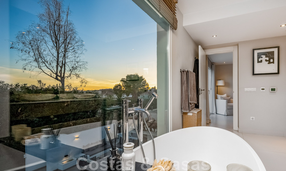 Villa andalouse de luxe prête à être emménagée, à vendre dans un quartier résidentiel sécurisé et fermé de Nueva Andalucia, Marbella 48182