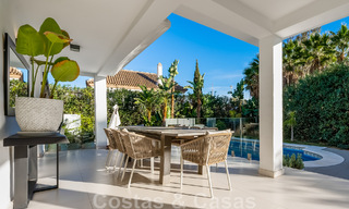 Villa andalouse de luxe prête à être emménagée, à vendre dans un quartier résidentiel sécurisé et fermé de Nueva Andalucia, Marbella 48183 