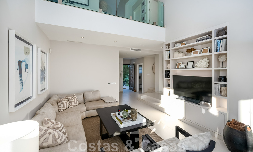 Villa andalouse de luxe prête à être emménagée, à vendre dans un quartier résidentiel sécurisé et fermé de Nueva Andalucia, Marbella 48185