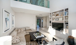 Villa andalouse de luxe prête à être emménagée, à vendre dans un quartier résidentiel sécurisé et fermé de Nueva Andalucia, Marbella 48185 