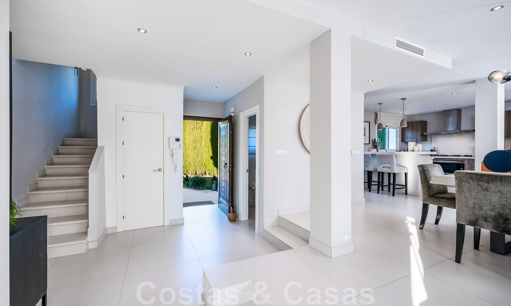 Villa andalouse de luxe prête à être emménagée, à vendre dans un quartier résidentiel sécurisé et fermé de Nueva Andalucia, Marbella 48186