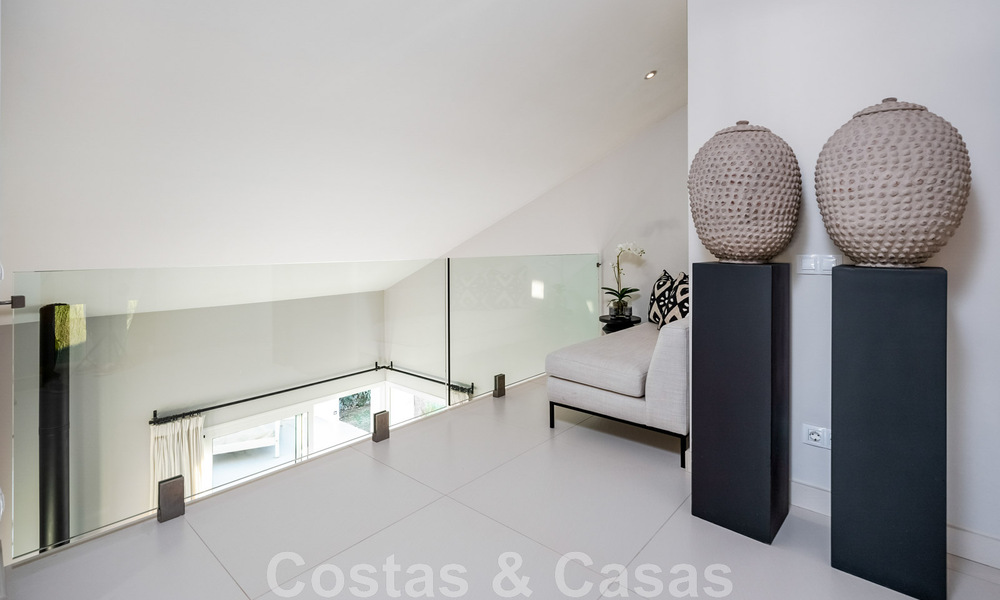 Villa andalouse de luxe prête à être emménagée, à vendre dans un quartier résidentiel sécurisé et fermé de Nueva Andalucia, Marbella 48190