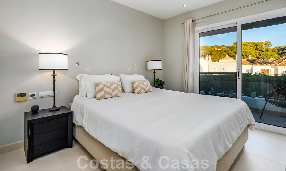 Villa andalouse de luxe prête à être emménagée, à vendre dans un quartier résidentiel sécurisé et fermé de Nueva Andalucia, Marbella 48191