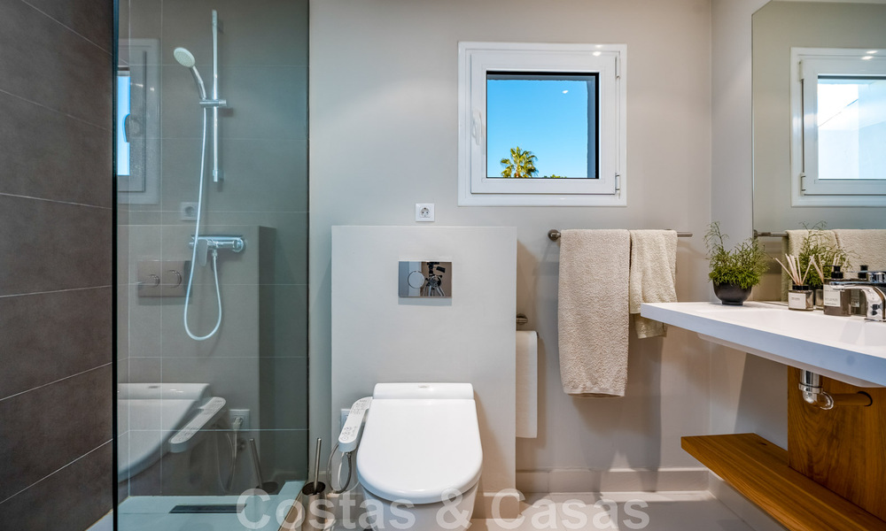 Villa andalouse de luxe prête à être emménagée, à vendre dans un quartier résidentiel sécurisé et fermé de Nueva Andalucia, Marbella 48192