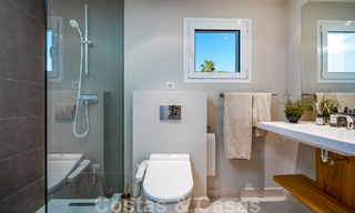 Villa andalouse de luxe prête à être emménagée, à vendre dans un quartier résidentiel sécurisé et fermé de Nueva Andalucia, Marbella 48192 