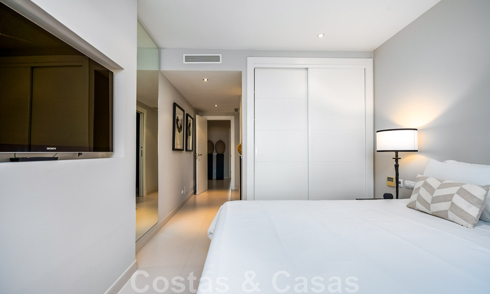 Villa andalouse de luxe prête à être emménagée, à vendre dans un quartier résidentiel sécurisé et fermé de Nueva Andalucia, Marbella 48194