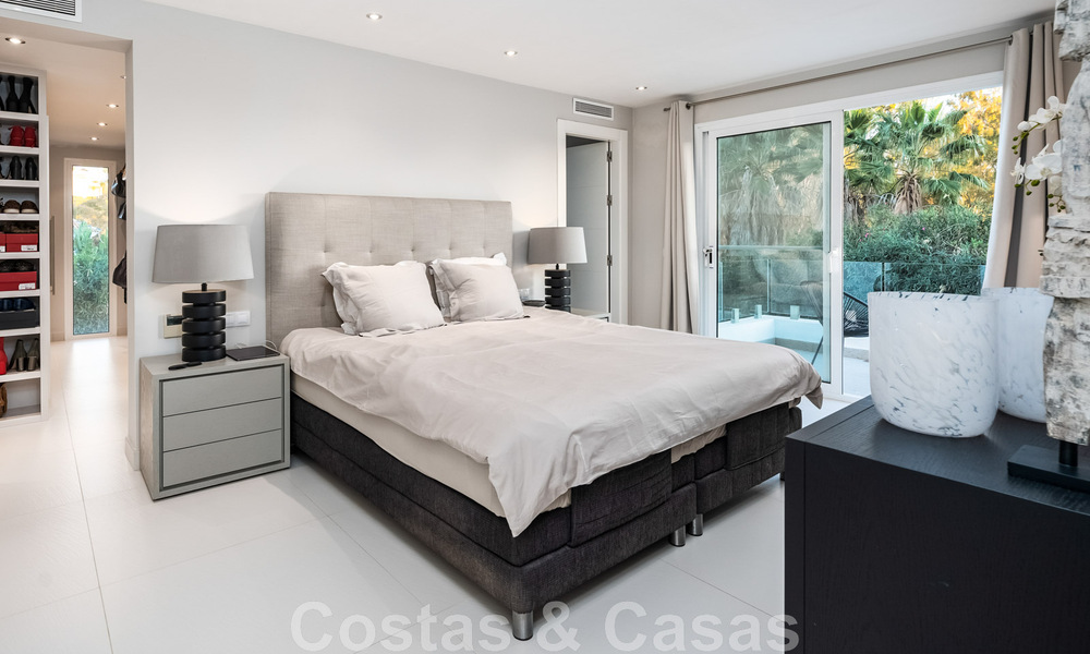 Villa andalouse de luxe prête à être emménagée, à vendre dans un quartier résidentiel sécurisé et fermé de Nueva Andalucia, Marbella 48196