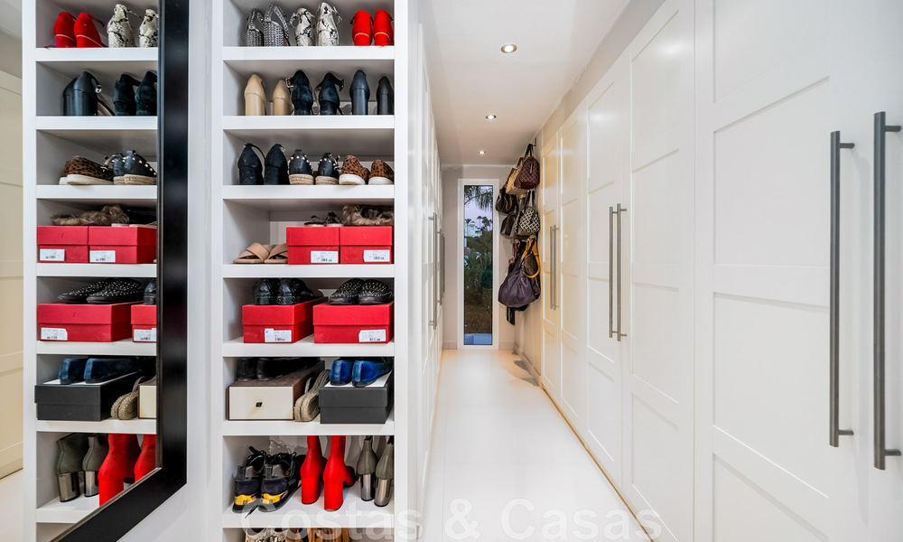 Villa andalouse de luxe prête à être emménagée, à vendre dans un quartier résidentiel sécurisé et fermé de Nueva Andalucia, Marbella 48197