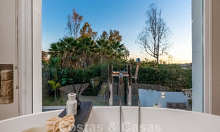 Villa andalouse de luxe prête à être emménagée, à vendre dans un quartier résidentiel sécurisé et fermé de Nueva Andalucia, Marbella 48198 