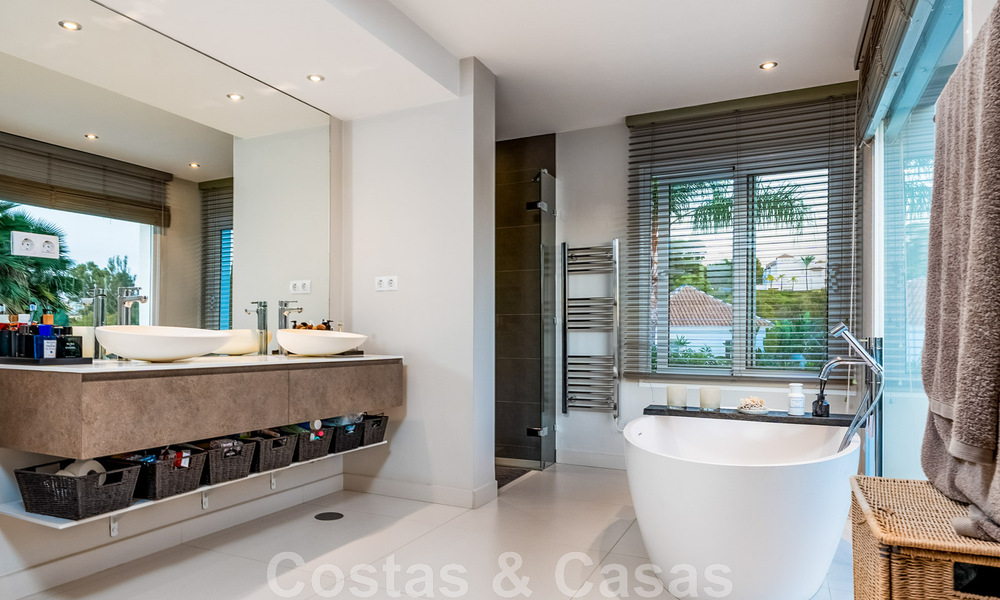 Villa andalouse de luxe prête à être emménagée, à vendre dans un quartier résidentiel sécurisé et fermé de Nueva Andalucia, Marbella 48199