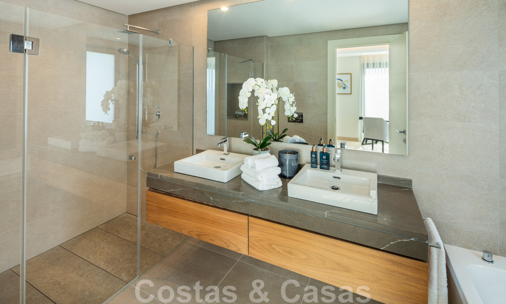 Villa architecturale de luxe à vendre avec vue panoramique sur la mer, dans un quartier résidentiel très convoité de La Quinta, Benahavis - Marbella 47960