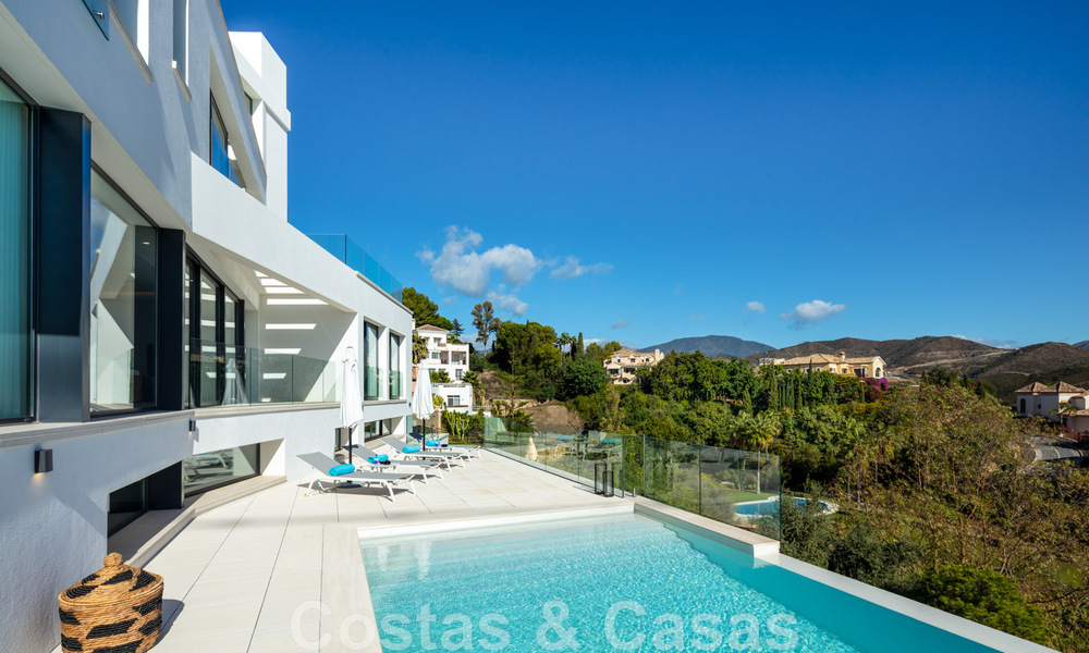 Villa architecturale de luxe à vendre avec vue panoramique sur la mer, dans un quartier résidentiel très convoité de La Quinta, Benahavis - Marbella 47961