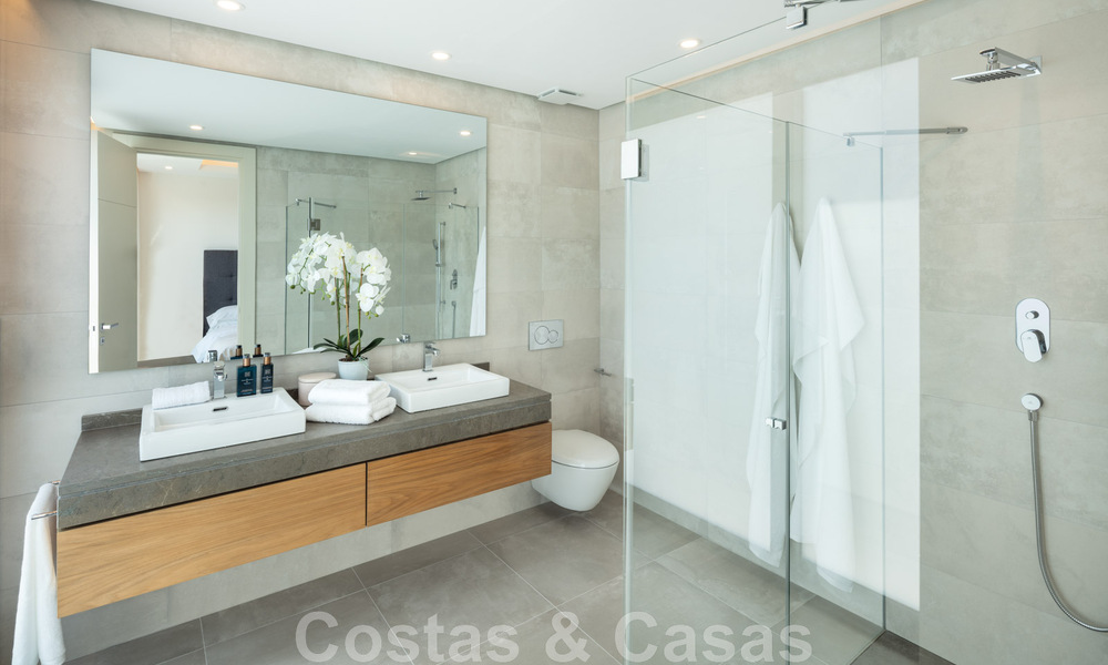 Villa architecturale de luxe à vendre avec vue panoramique sur la mer, dans un quartier résidentiel très convoité de La Quinta, Benahavis - Marbella 47964