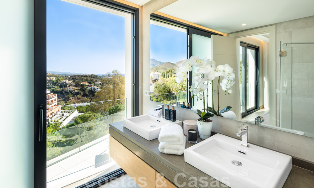 Villa architecturale de luxe à vendre avec vue panoramique sur la mer, dans un quartier résidentiel très convoité de La Quinta, Benahavis - Marbella 47965