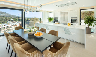 Villa architecturale de luxe à vendre avec vue panoramique sur la mer, dans un quartier résidentiel très convoité de La Quinta, Benahavis - Marbella 47969 