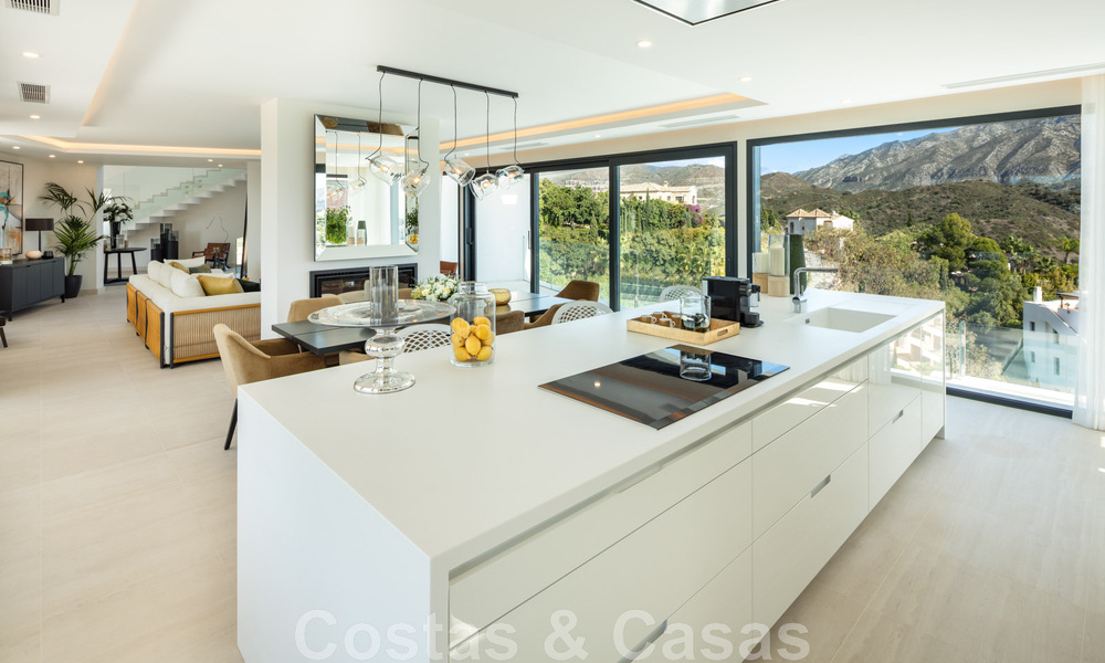 Villa architecturale de luxe à vendre avec vue panoramique sur la mer, dans un quartier résidentiel très convoité de La Quinta, Benahavis - Marbella 47970