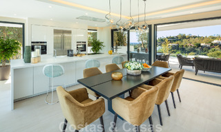 Villa architecturale de luxe à vendre avec vue panoramique sur la mer, dans un quartier résidentiel très convoité de La Quinta, Benahavis - Marbella 47972 