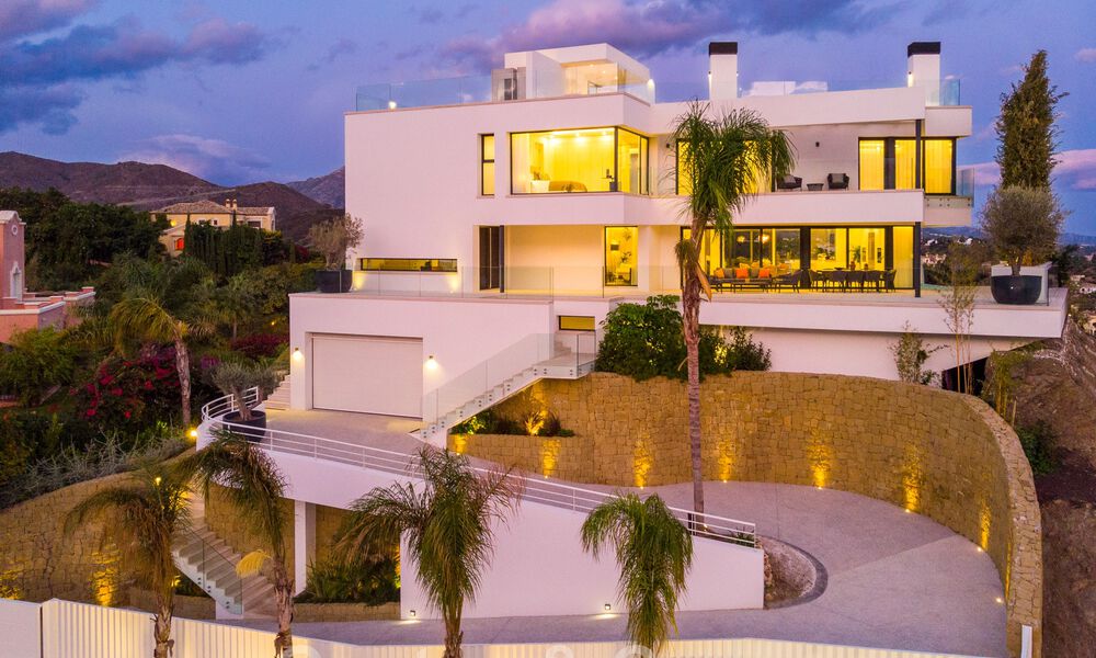 Villa architecturale de luxe à vendre avec vue panoramique sur la mer, dans un quartier résidentiel très convoité de La Quinta, Benahavis - Marbella 47978