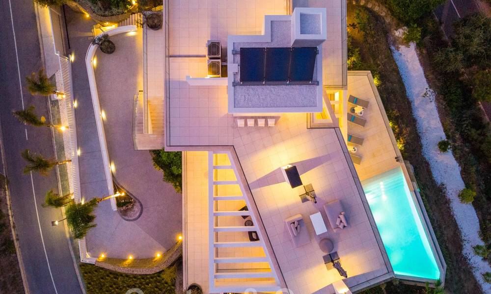 Villa architecturale de luxe à vendre avec vue panoramique sur la mer, dans un quartier résidentiel très convoité de La Quinta, Benahavis - Marbella 47980