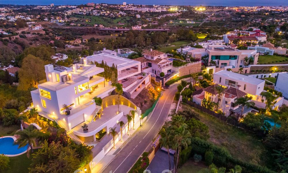 Villa architecturale de luxe à vendre avec vue panoramique sur la mer, dans un quartier résidentiel très convoité de La Quinta, Benahavis - Marbella 47981
