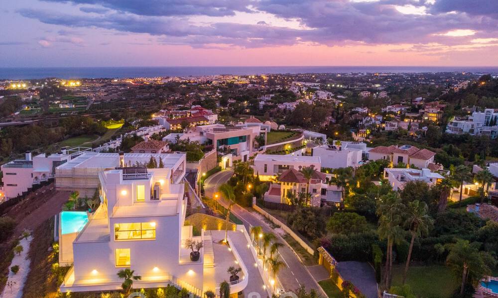 Villa architecturale de luxe à vendre avec vue panoramique sur la mer, dans un quartier résidentiel très convoité de La Quinta, Benahavis - Marbella 47982
