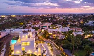 Villa architecturale de luxe à vendre avec vue panoramique sur la mer, dans un quartier résidentiel très convoité de La Quinta, Benahavis - Marbella 47982 