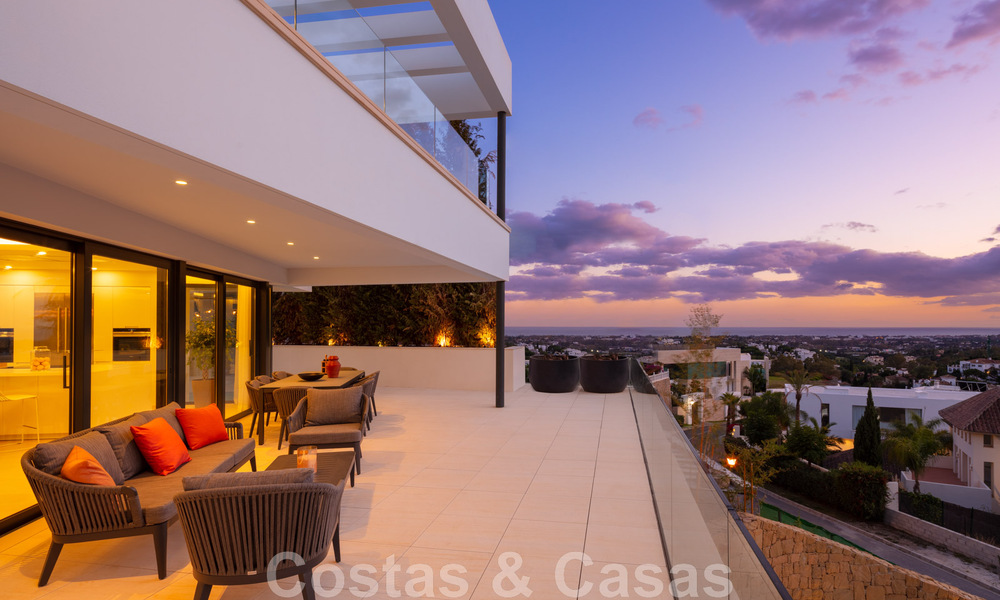 Villa architecturale de luxe à vendre avec vue panoramique sur la mer, dans un quartier résidentiel très convoité de La Quinta, Benahavis - Marbella 47985