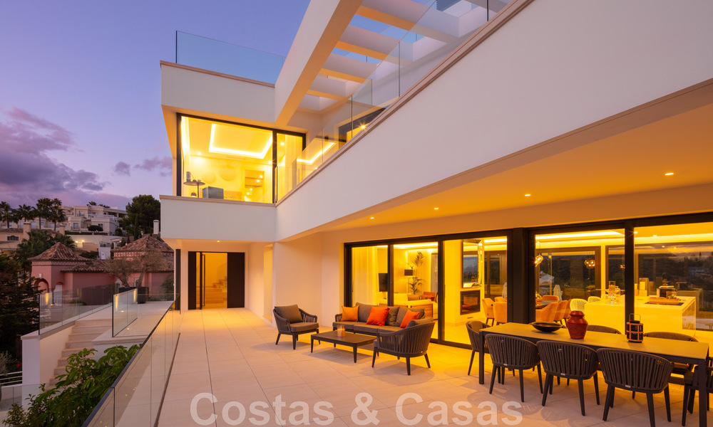 Villa architecturale de luxe à vendre avec vue panoramique sur la mer, dans un quartier résidentiel très convoité de La Quinta, Benahavis - Marbella 47986