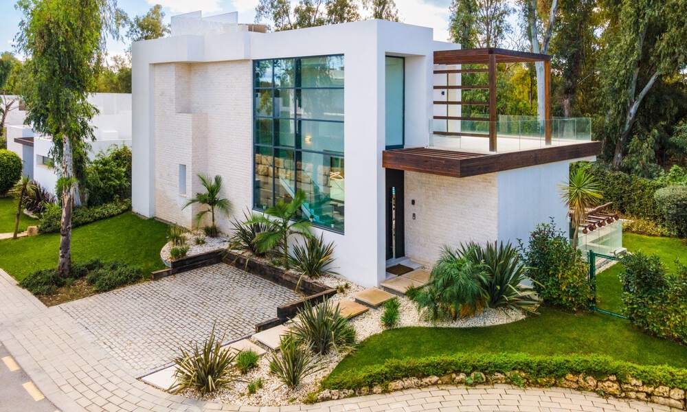 Villa boutique individuelle à vendre, entourée de verdure, dans une communauté privée fermée au nouveau Golden Mile, entre Marbella et Estepona 47816