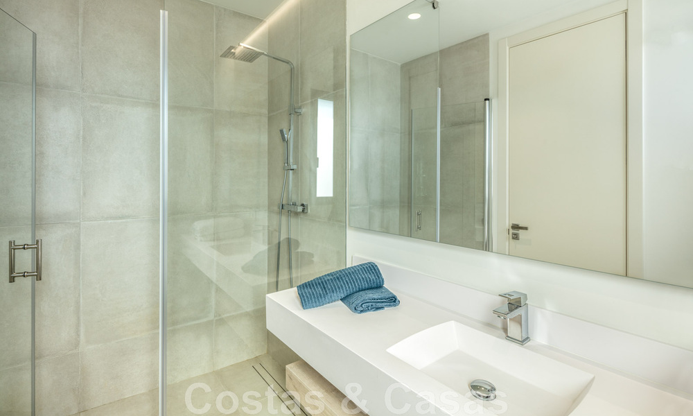 Villa boutique individuelle à vendre, entourée de verdure, dans une communauté privée fermée au nouveau Golden Mile, entre Marbella et Estepona 47819