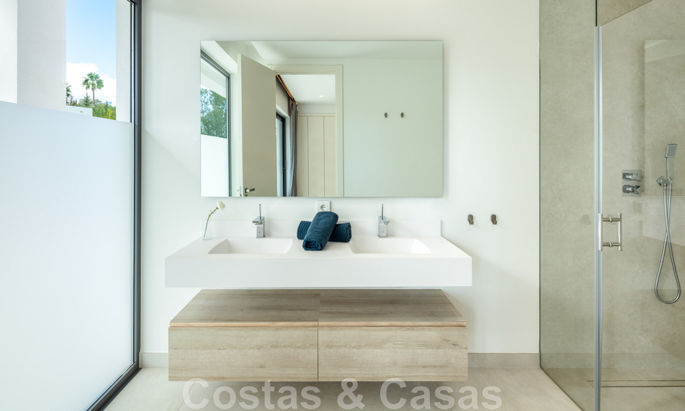 Villa boutique individuelle à vendre, entourée de verdure, dans une communauté privée fermée au nouveau Golden Mile, entre Marbella et Estepona 47822