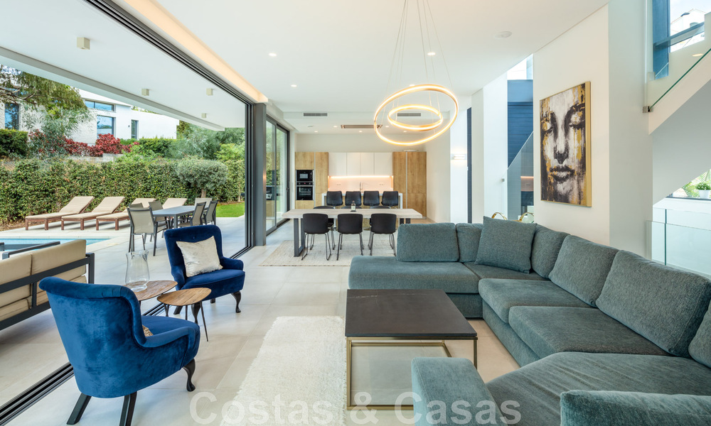 Villa boutique individuelle à vendre, entourée de verdure, dans une communauté privée fermée au nouveau Golden Mile, entre Marbella et Estepona 47825