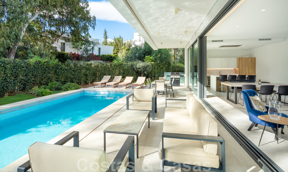 Villa boutique individuelle à vendre, entourée de verdure, dans une communauté privée fermée au nouveau Golden Mile, entre Marbella et Estepona 47831