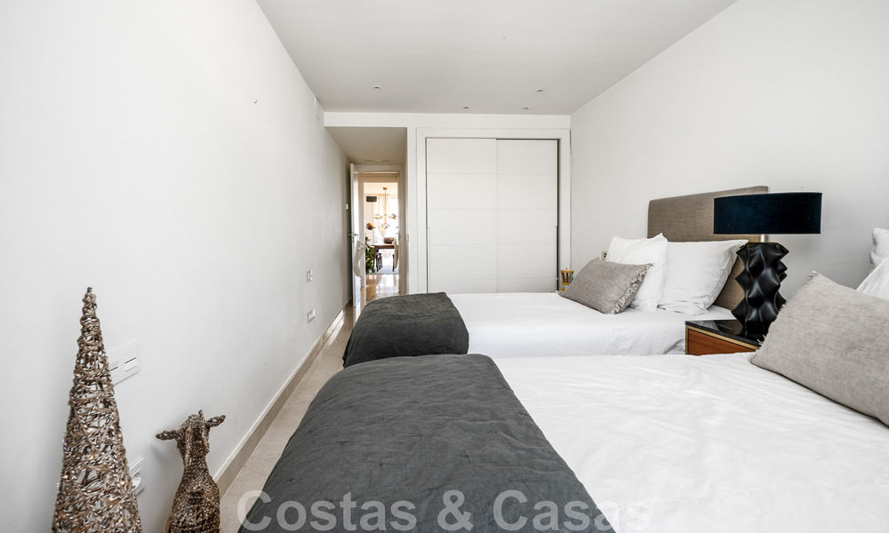 Vente d'un penthouse moderne, prêt à emménager, avec vue sur la mer, dans un complexe moderne de Nueva Andalucia, Marbella 47885