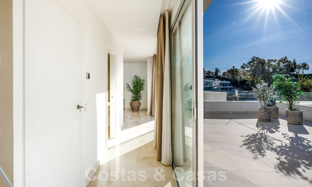 Vente d'un penthouse moderne, prêt à emménager, avec vue sur la mer, dans un complexe moderne de Nueva Andalucia, Marbella 47887