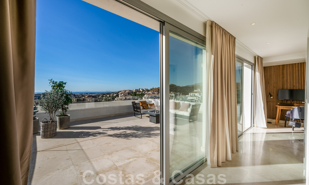 Vente d'un penthouse moderne, prêt à emménager, avec vue sur la mer, dans un complexe moderne de Nueva Andalucia, Marbella 47893