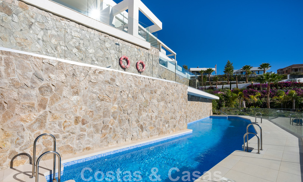 Vente d'un penthouse moderne, prêt à emménager, avec vue sur la mer, dans un complexe moderne de Nueva Andalucia, Marbella 47913