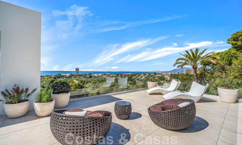 Villa moderne de construction récente avec piscine à débordement et vue panoramique sur la mer à vendre à l'est du centre de Marbella 51934