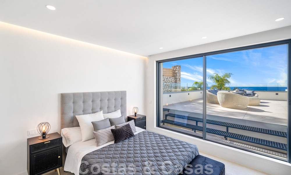 Villa moderne de construction récente avec piscine à débordement et vue panoramique sur la mer à vendre à l'est du centre de Marbella 51971