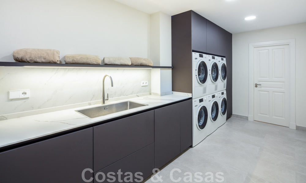 Exquise villa de luxe à vendre dans un style méditerranéen avec un design contemporain dans une position élevée à El Madroñal, Benahavis - Marbella 48160